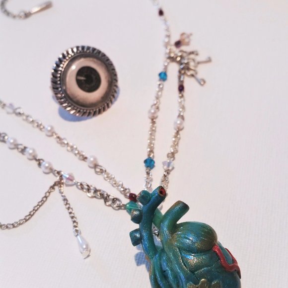 HANDMADE Mermaid's anatomical heart necklace filled with pearls. - Picture 4 of 6